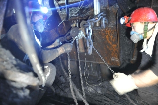 ��ɽú��ߵ�����ú�������ʹ��C86Һѹ֧����ǰ�ƽ� (2)